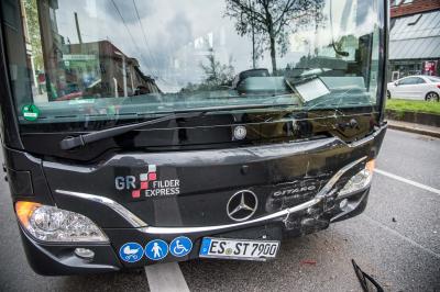 Esslingen-Pliensauvorstadt: Bus faehrt auf Pkws auf - mehrere Verletzte